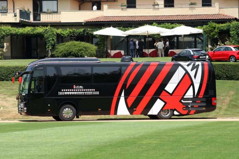 İtalyan Spor Kulübü Milan tasarruf için otobüsünü satıyor!
